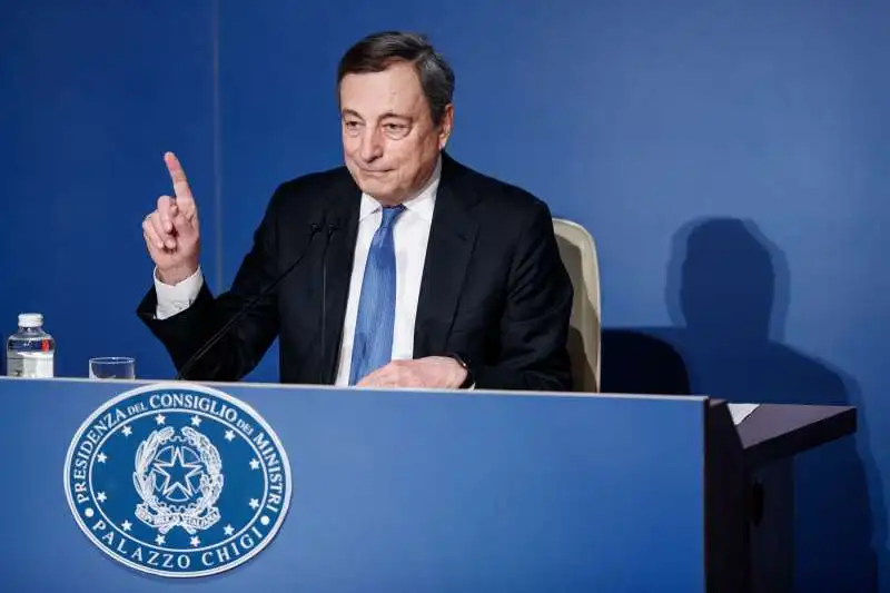 conferenza stampa di fine anno di mario draghi   3