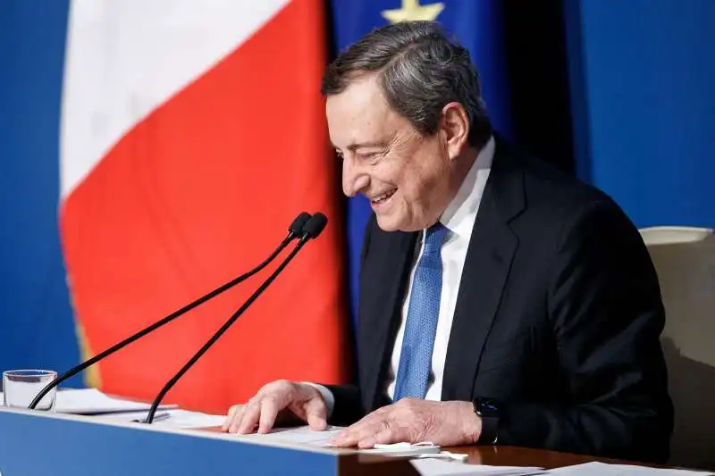 conferenza stampa di fine anno di mario draghi   4