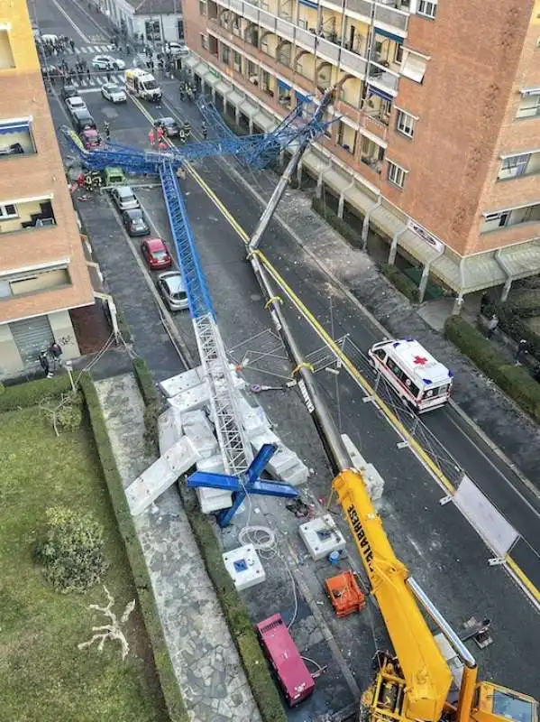 crollo di una gru a torino   1