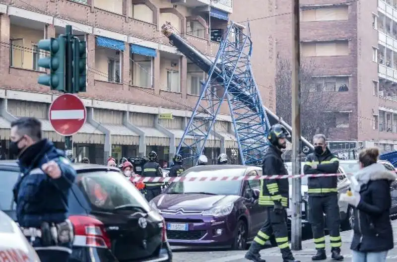 crollo di una gru a torino   4