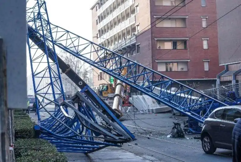 crollo di una gru a torino   6