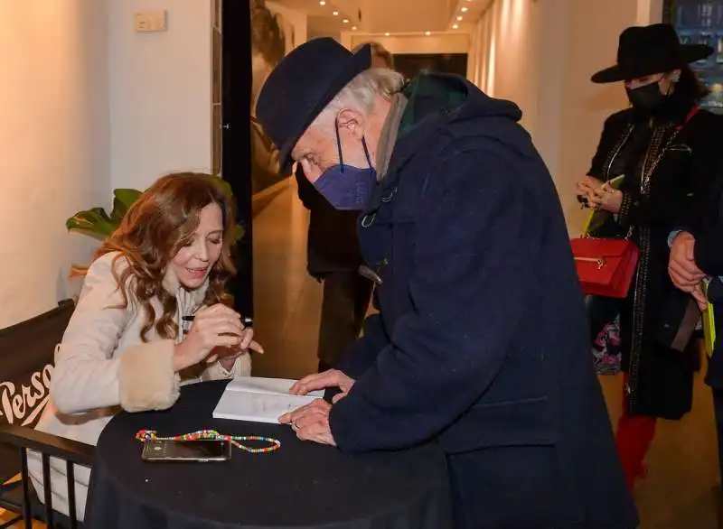 eliana miglio firma le copie del suo libro