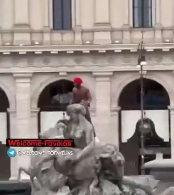 extracomunitario fa il bagno nudo nella fontana di piazza della repubblica a roma   2