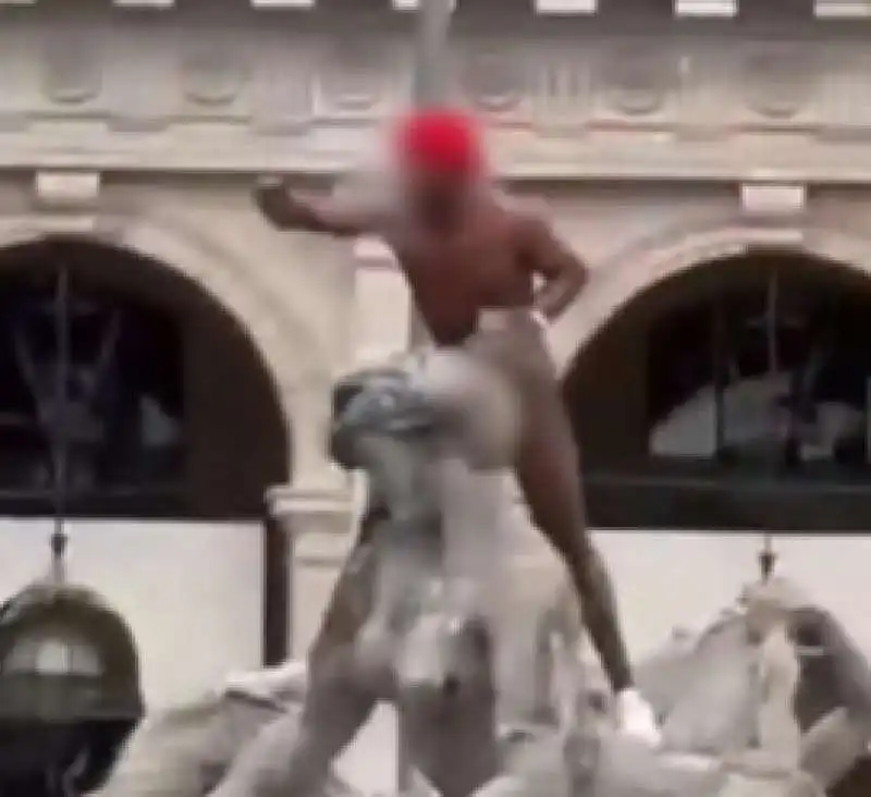 extracomunitario fa il bagno nudo nella fontana di piazza della repubblica a roma   5