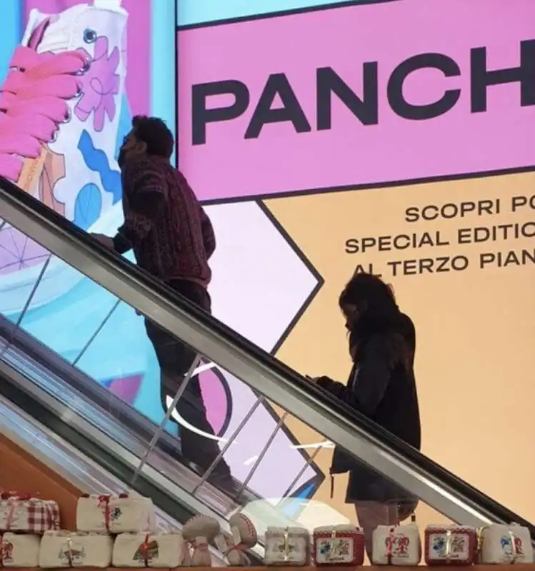 fabrizio corona e sara barbieri al centro commerciale a cortina 