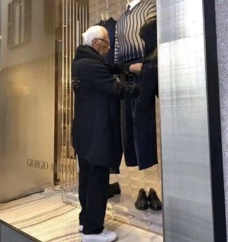 GIORGIO ARMANI ALLESTISCE LA VETRINA IN VIA MONTENAPOLEONE, A MILANO 