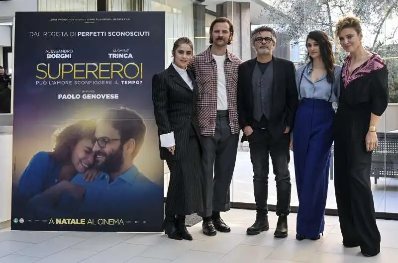 greta scarano, alessandro borghi, il regista paolo genovese, linda caridi e jasmine trinca durante il photocall  