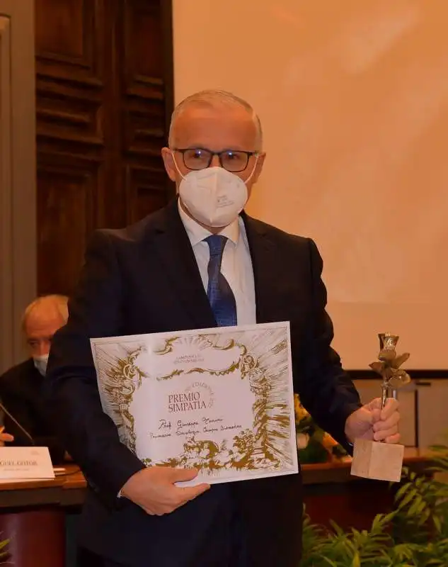 il prof giuseppe tonini premiato  foto di bacco