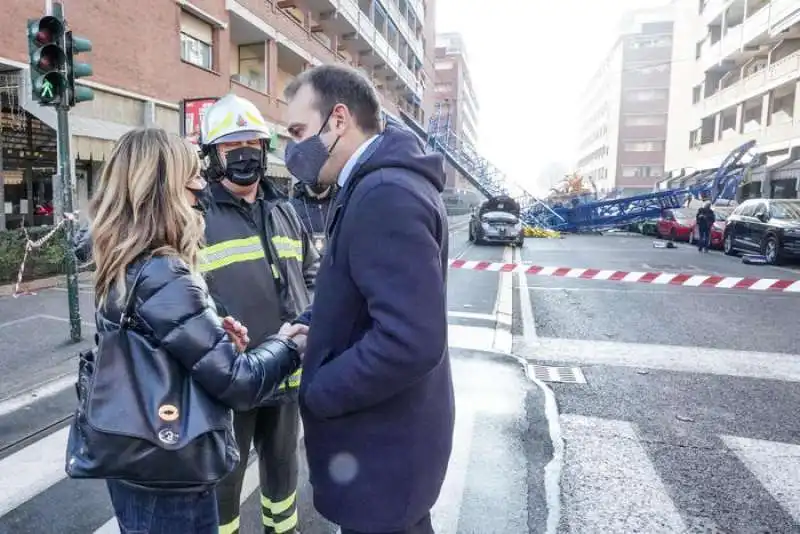 il sindaco stefano lo russo sul luogo del crollo della gru a torino 