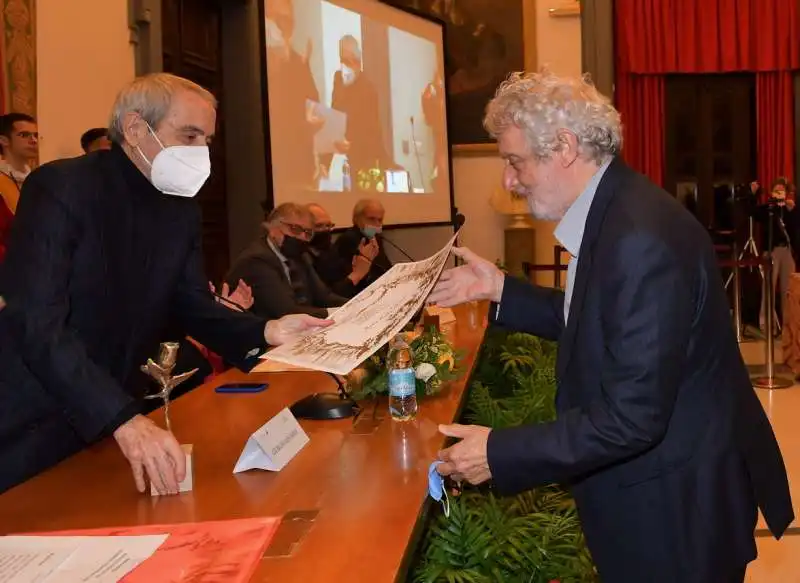 l avvocato giorgio assumma consegna il premio simpatia a nicola piovani  foto di bacco