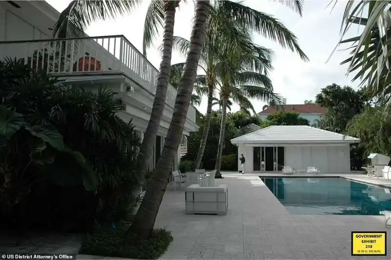 la villa di epstein a palm beach 12