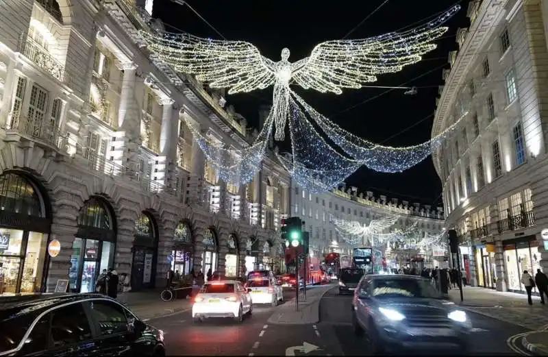 le strade di londra quasi deserte   natale 2021.  