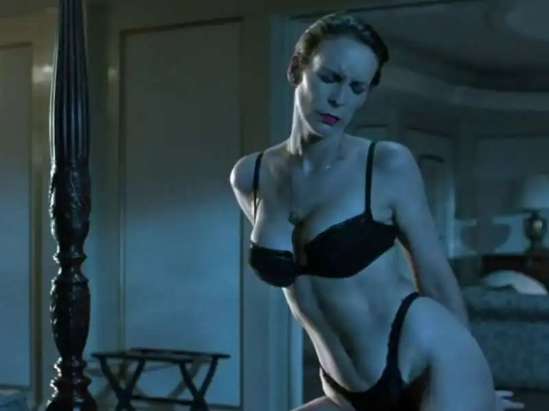 lo striptease di jamie lee curtis in true lies 