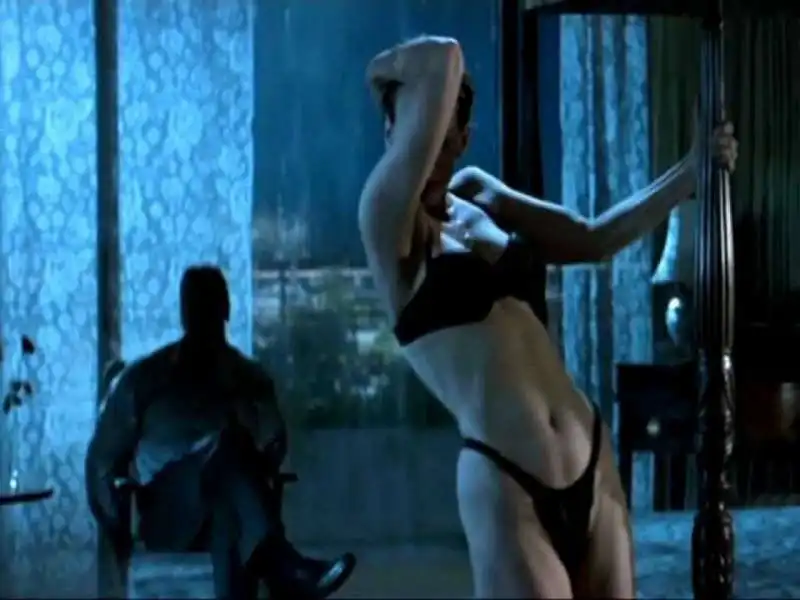 lo striptease di jamie lee curtis in true lies  