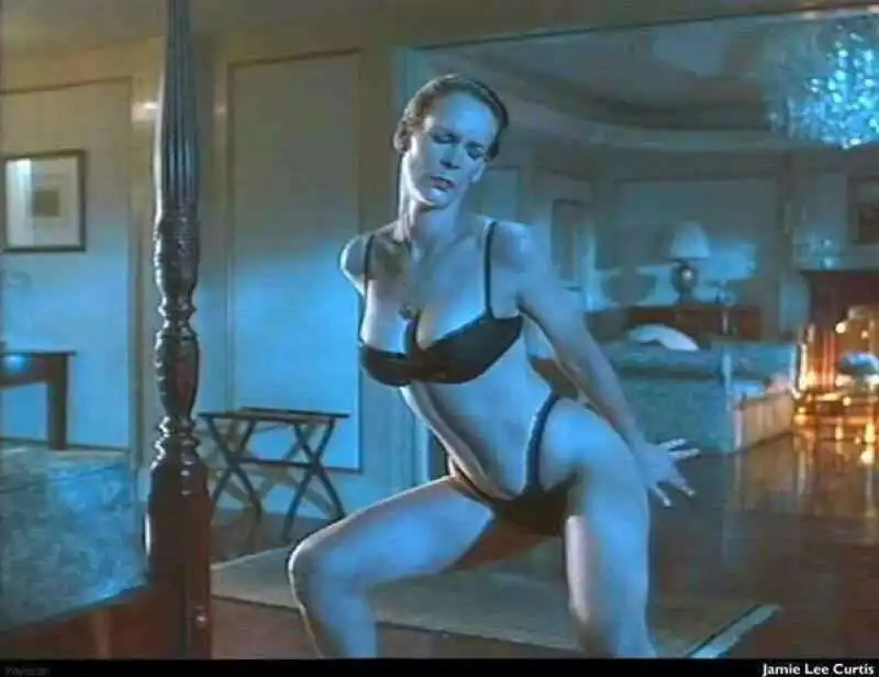 lo striptease di jamie lee curtis in true lies  4