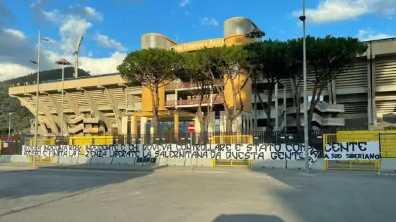 LO STRISCIONE DEI TIFOSI DELLA SALERNITANA 