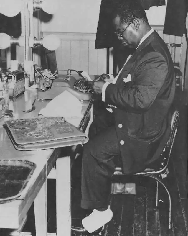 louis armstrong con la macchina da scrivere