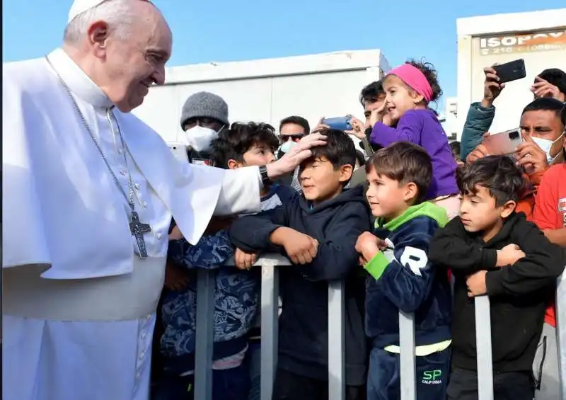 papa francesco tra i profughi di lesbo  1