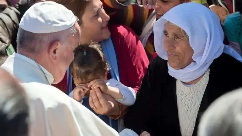 papa francesco tra i profughi di lesbo  4