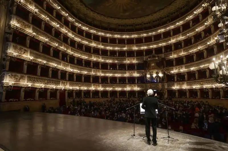 proiezione dei fratelli de filippo al teatro san carlo 