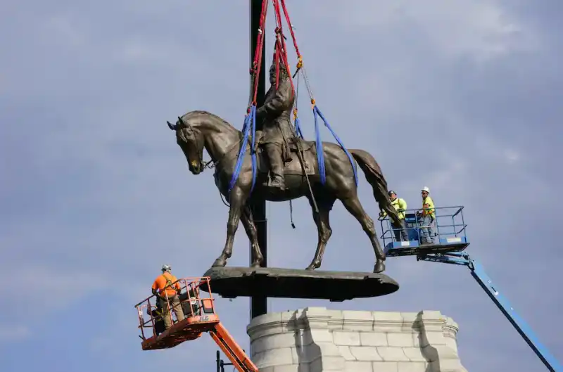 rimozione della statua del generale lee