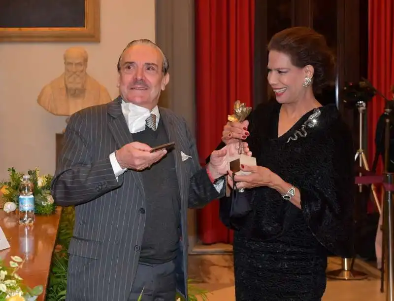 rino barillari riceve il premio simpatia da marisela federici  foto di bacco