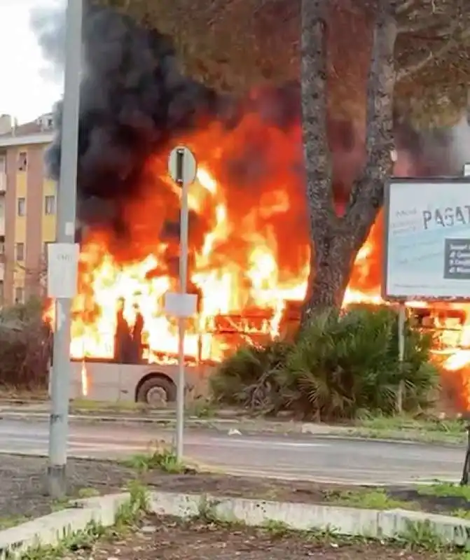 roma, autobus in fiamme a piazza monte di tai, al torrino   1