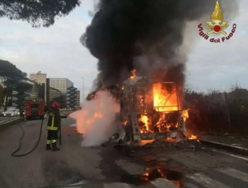 roma, autobus in fiamme a piazza monte di tai, al torrino   10