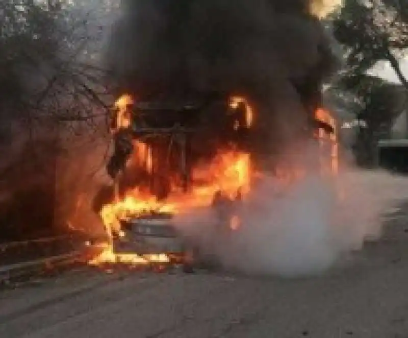 roma, autobus in fiamme a piazza monte di tai, al torrino   6