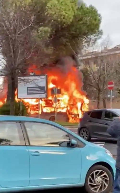 roma, autobus in fiamme a piazza monte di tai, al torrino   9