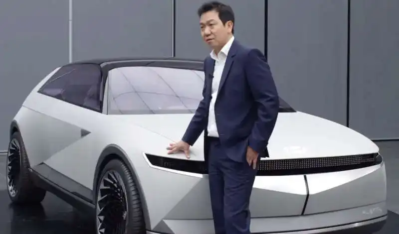 sangyup lee con il concept della hyundai ioniq 5 