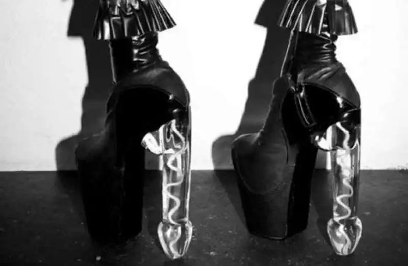 scarpe pene lady gaga