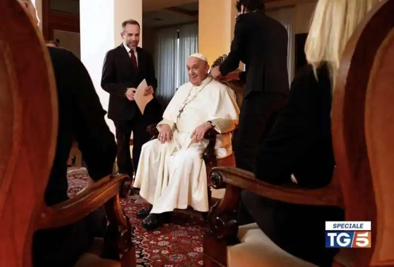 speciale tg5   francesco e gli invisibili   il papa incontra gli ultimi   