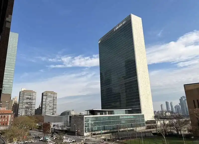 uomo armato minaccia di suicidarsi davanti al palazzo di vetro dell'onu   2