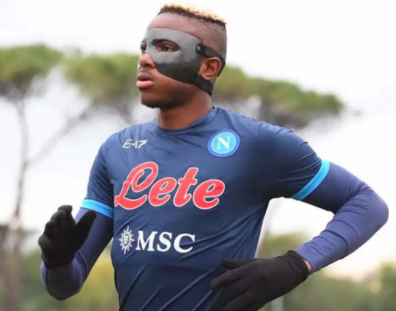 victor osimhen con la maschera 2