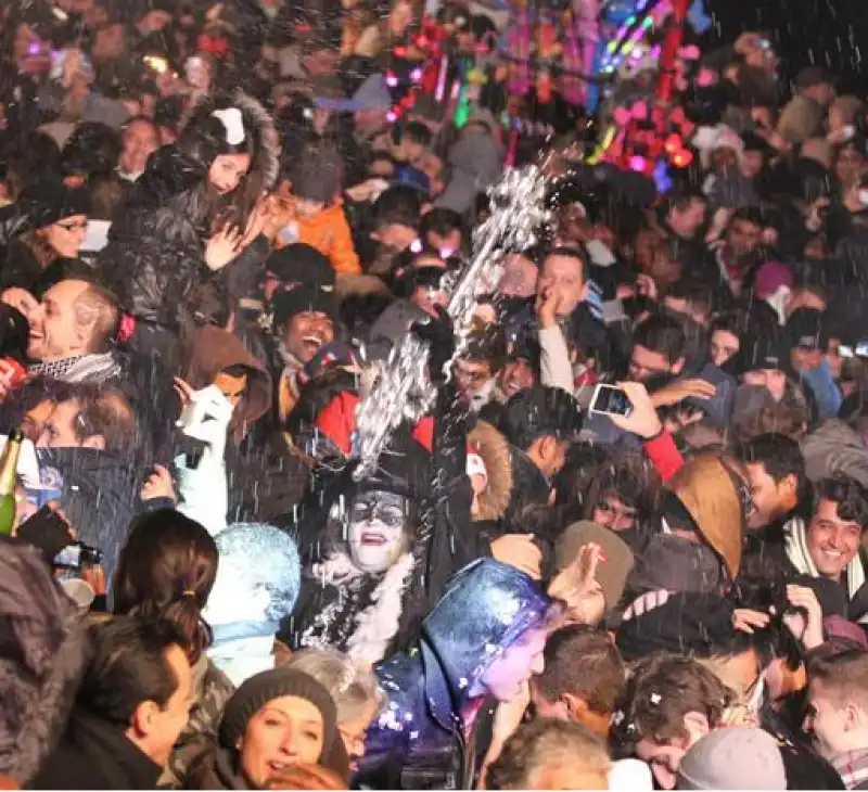 vincenzo de luca stretta feste di piazza in campania