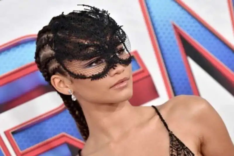 zendaya con l'abito ragnatela alla premiere di spider man  2