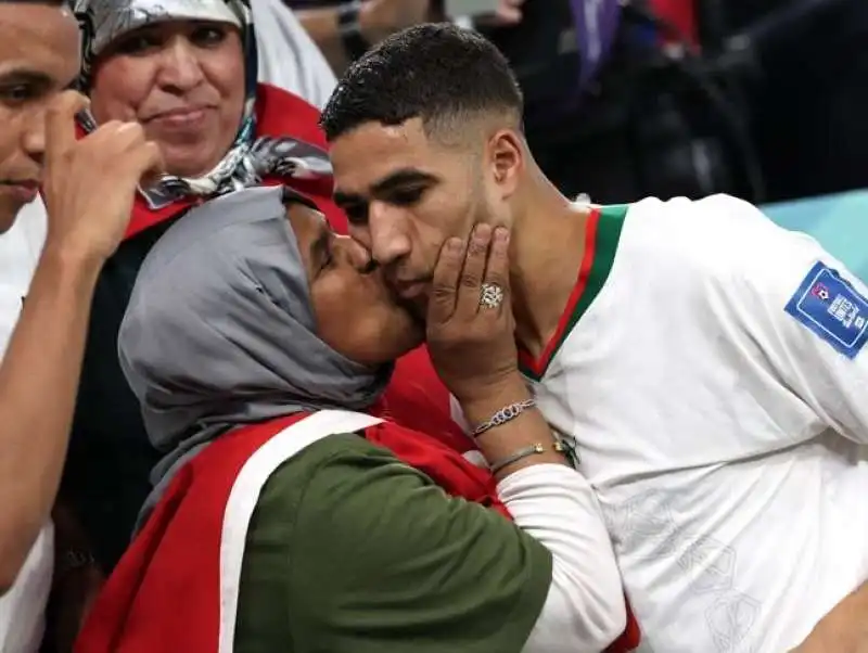 achraf hakimi e il bacio alla madre dopo belgio marocco 