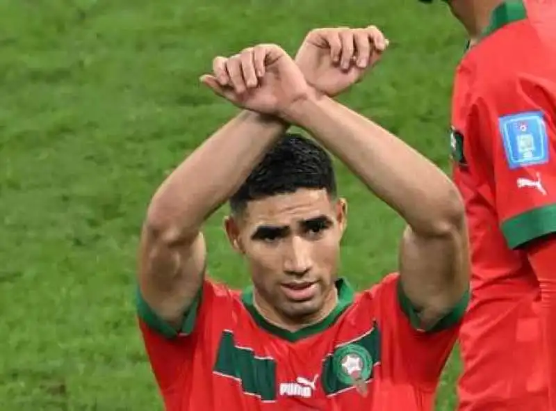 ACHRAF HAKIMI PROTESTA CONTRO L ARBITRO 