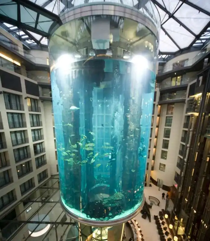 ACQUARIO CILINDRICO SEA LIFE ALL HOTEL RADISSON DI BERLINO 