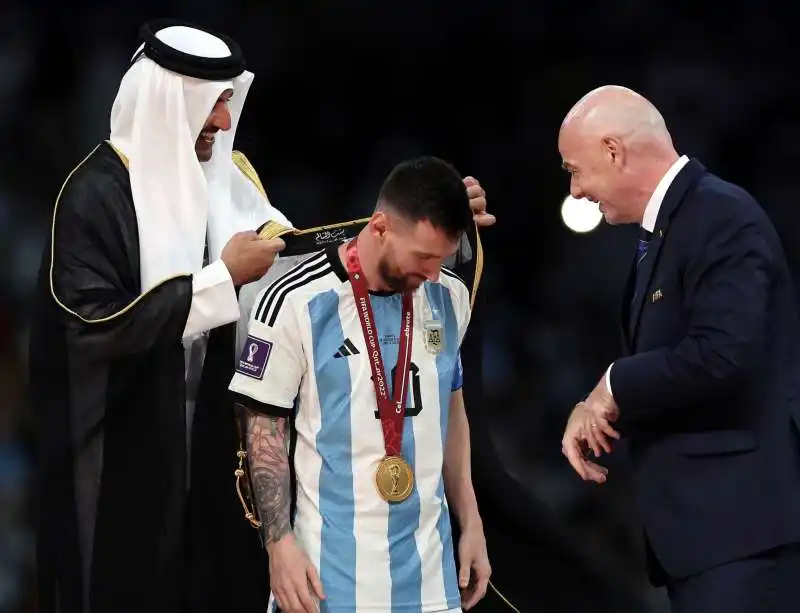 al thani veste messi con il Bisht - la tunica da emiro 