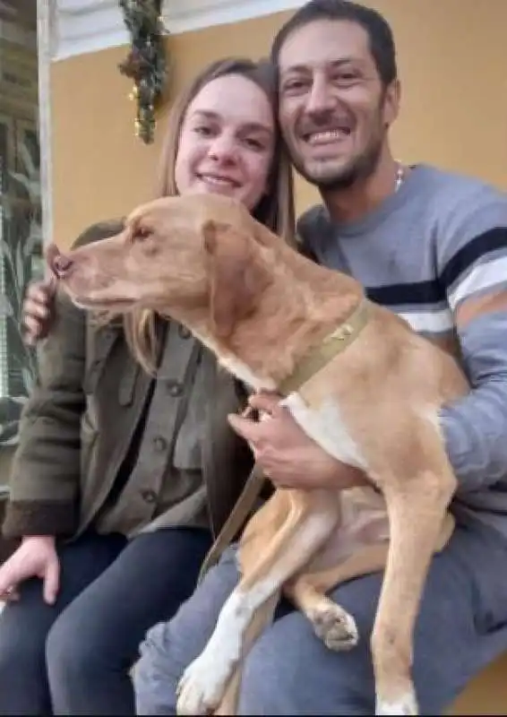 Antonio Rabbia con la volontaria che ha ritrovato il suo cane 