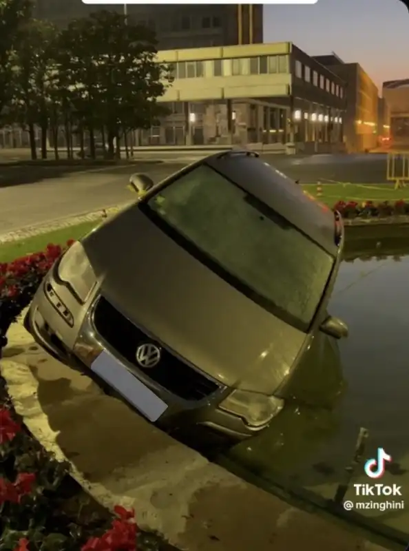 AUTO NELLA FONTANA COLOSSEO QUADRATO ROMA 