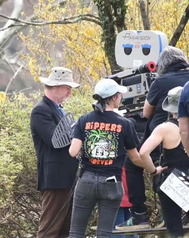 christopher nolan  durante le riprese del film oppenheimer