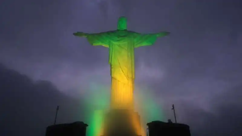 CRISTO REDENTORE ILLUMINATO DI VERDEORO PER PELE