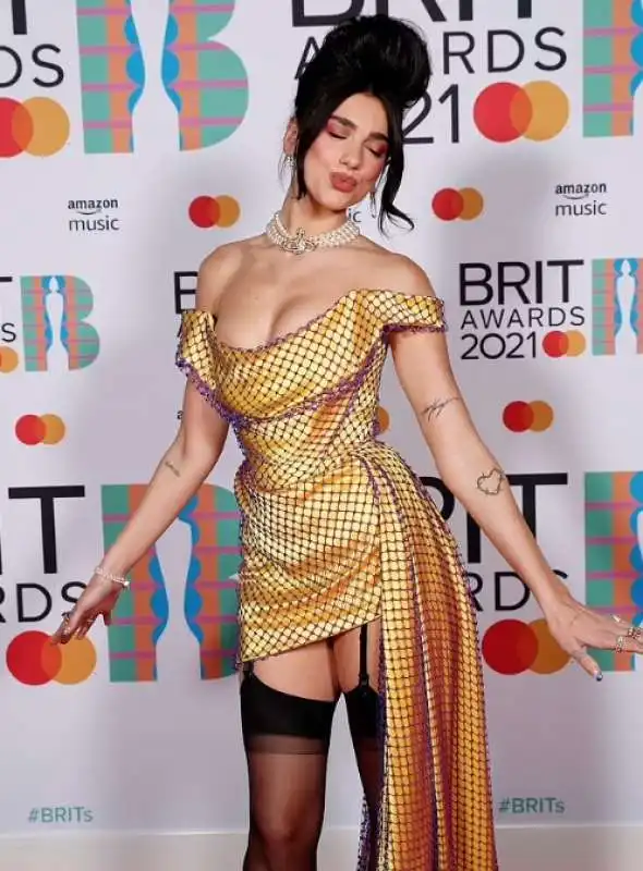 dua lipa in abito di vivienne westwood 2021