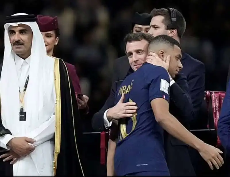 emmanuel macron consola kilyan  mbappe  