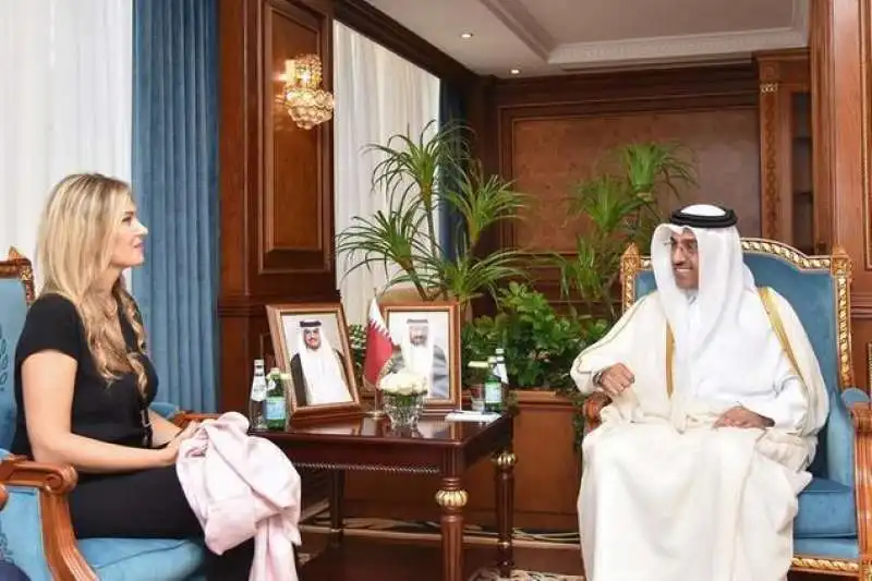 eva kaili con il ministro del lavoro del qatar 