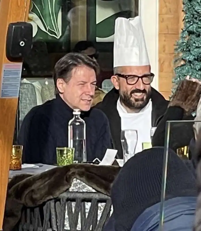 GIUSEPPE CONTE CON IL CUOCO DEL GRAND HOTEL SAVOIA DI CORTINA DAMPEZZO 