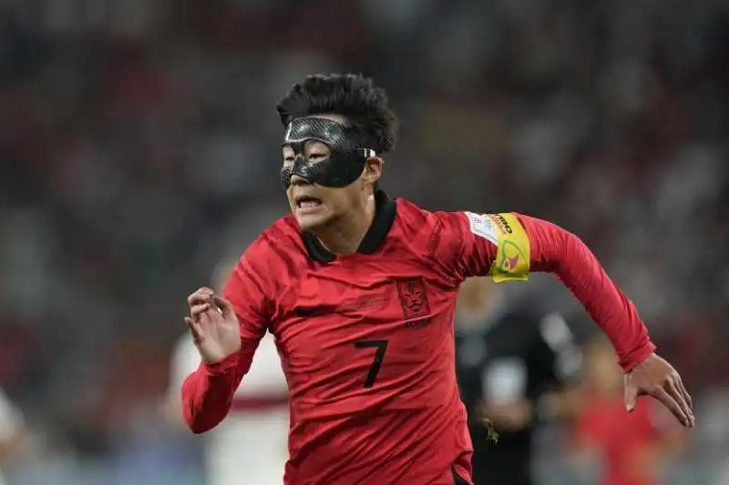 heung min son con la maschera 